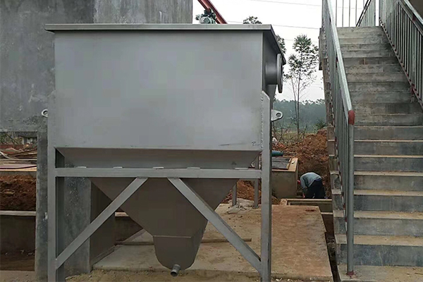 沉砂池一般设置在提升设备和处理设备之前,以保护水泵和管道免受磨损